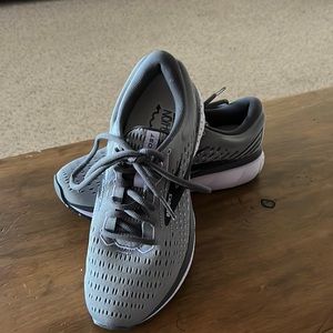 Brooks Ghost 13 size 8. Brand new, never worn.